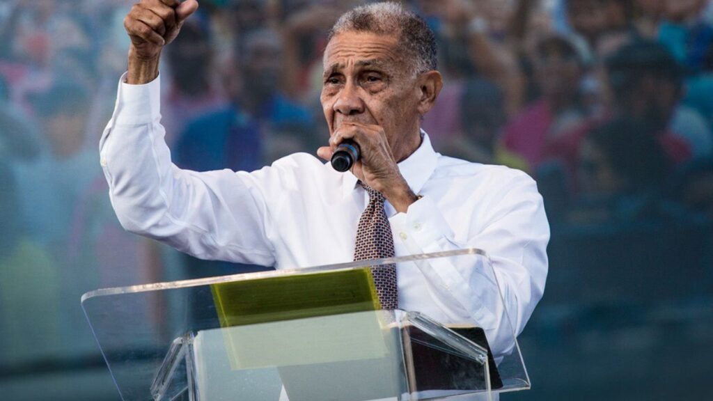 “los-dominicanos-aman-a-los-migrantes,-pero-estos-deben-adaptarse-a-las-leyes”,-pastor-ezequiel-molina