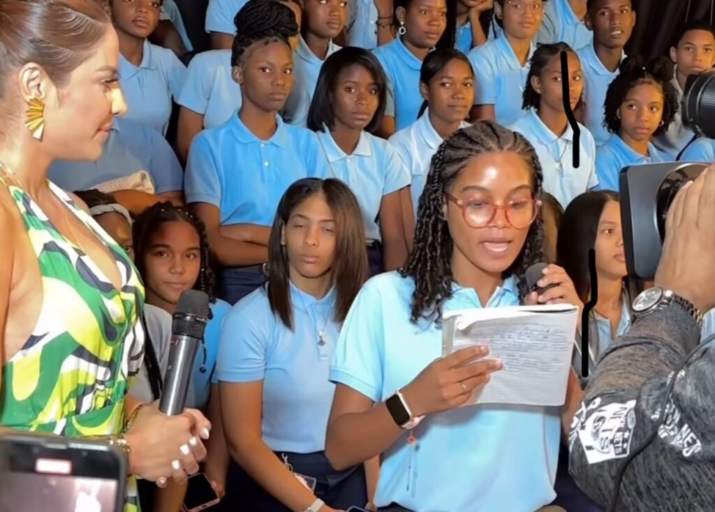 estudiante-escribe-decima-al-grupo-telemicro:-«del-peaje-para-alla-nadie-le-cae-atras»