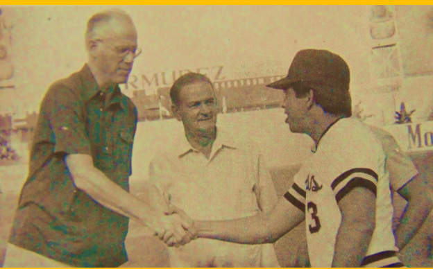 bowie-kuhn,-comisionado-de-mlb,-fue-invitado-de-honor-de-las-aguilas-cibaenas