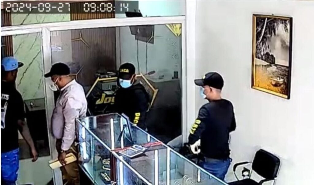 hombres-vestidos-de-agentes-de-la-dncd-roban-joyeria