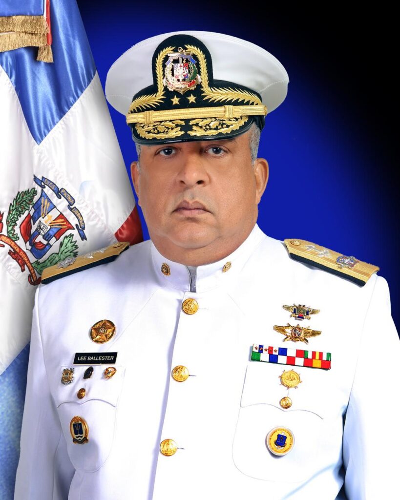 presidente-abinader-designa-al-vicealmirante-lee-ballester-(ard),-nuevo-director-de-migracion
