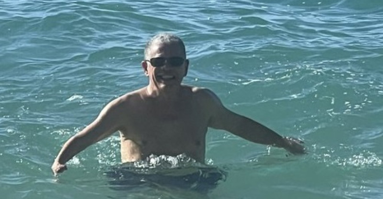 amarante-baret-envia-mensaje-desde-las-aguas-cristalina-de-una-playa-en-cabrera