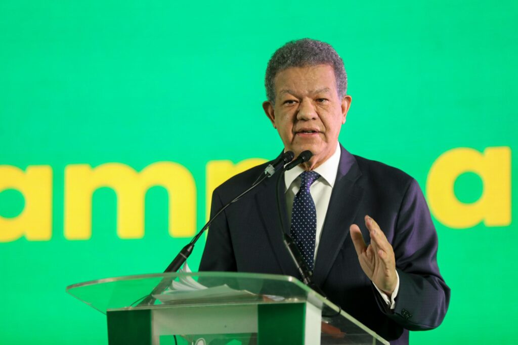 leonel-denuncia-gobierno-ha-otorgado-mas-de-400-mil-visas-a-haitianos-en-el-2024