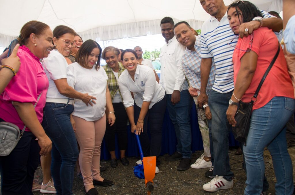 alcaldesa-de-sdn-da-primer-picazo-para-construccion-de-obras-por-mas-de-rd$9.5-mm