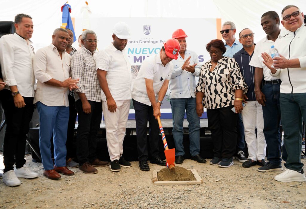 dio-astacio-da-primer-picazo-para-la-construccion-de-1,000-nichos-municipales-en-el-cementerio-cristo-salvador