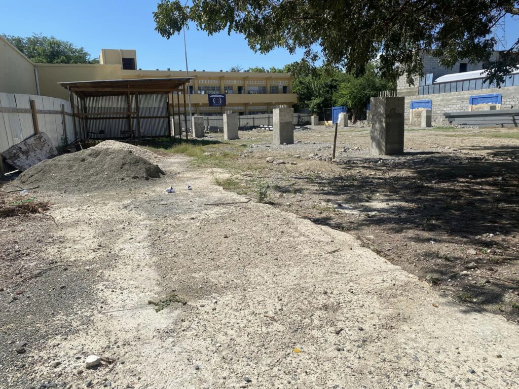 estudiantes-y-cuerpo-docente-exigen-terminacion-de-cancha-deportiva