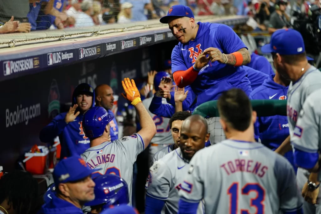 “mets-logran-otra-remontada-en-octubre-y-vencen-6-2-a-los-filis-en-el-juego-1-de-la-nlds”