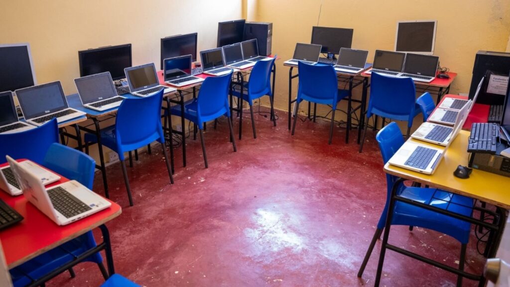entregan-remozada-sala-digital-en-el-centro-de-correccion-y-rehabilitacion-rafey-mujeres