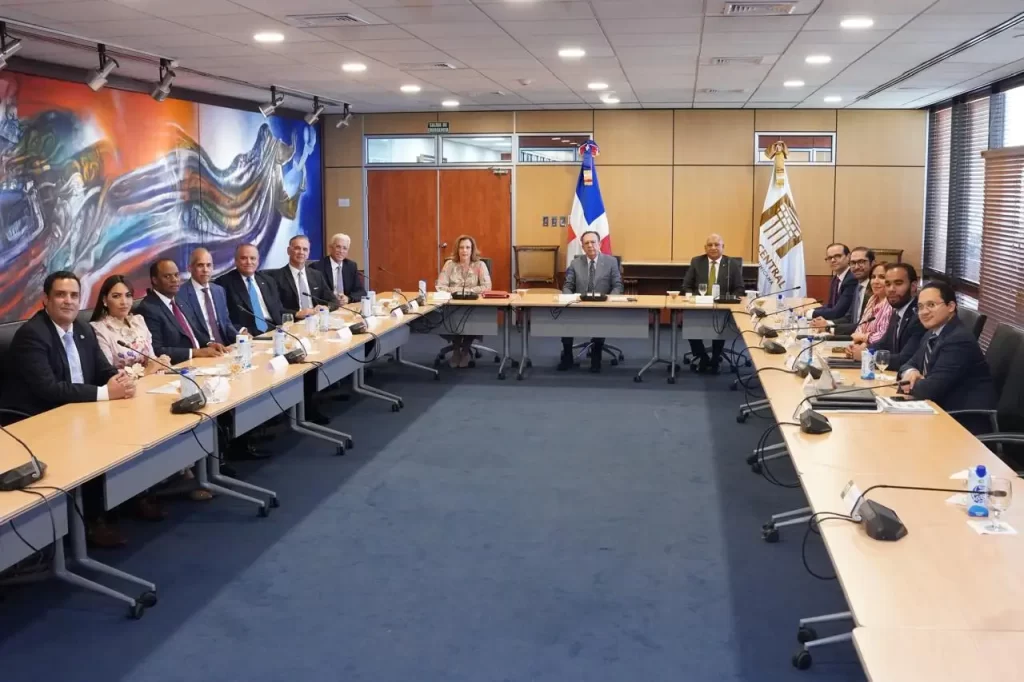valdez-albizu-se-reune-con-la-junta-directiva-de-la-asociacion-de-inversion-extranjera