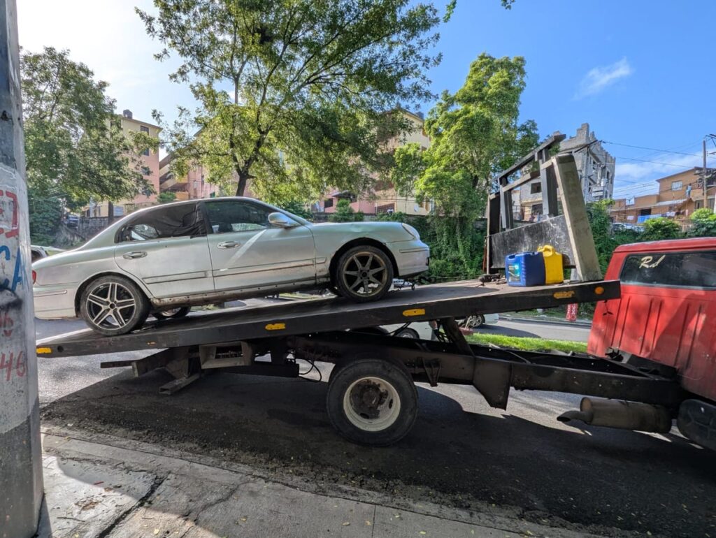 retiran-vehiculos-mal-estacionados-durante-operativo-en-av.-paseo-de-los-reyes-catolicos