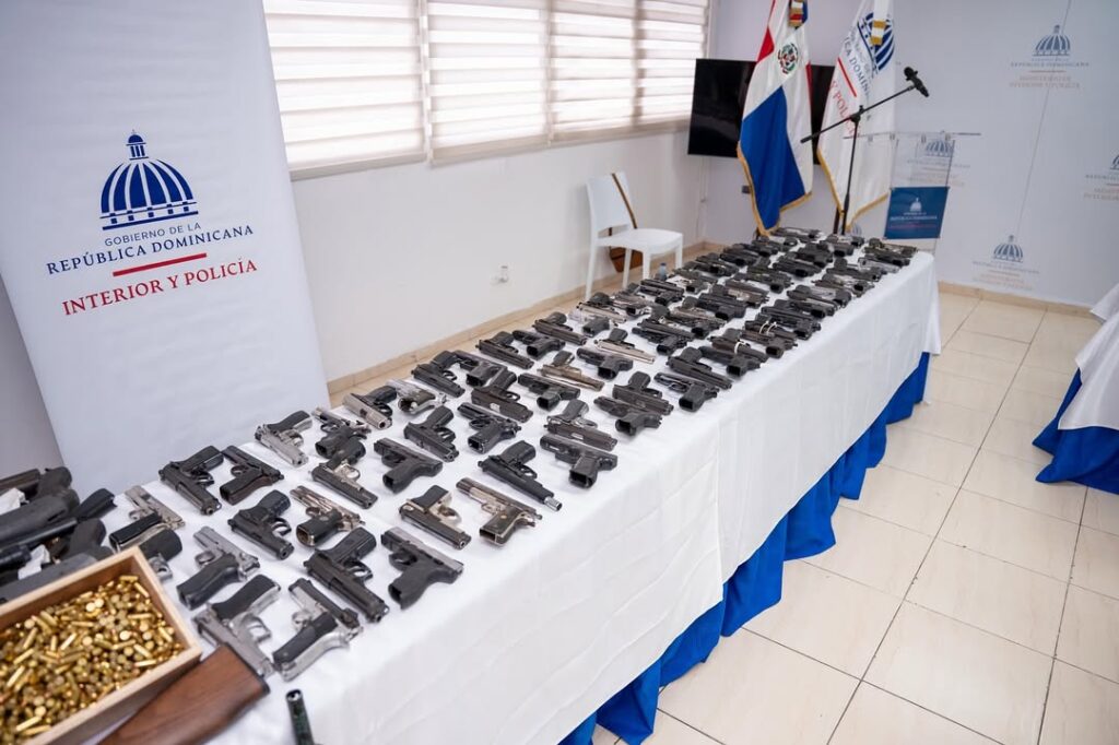 interior-y-policia-recibe-1,704-armas-ilegales-y-20-mil-municiones