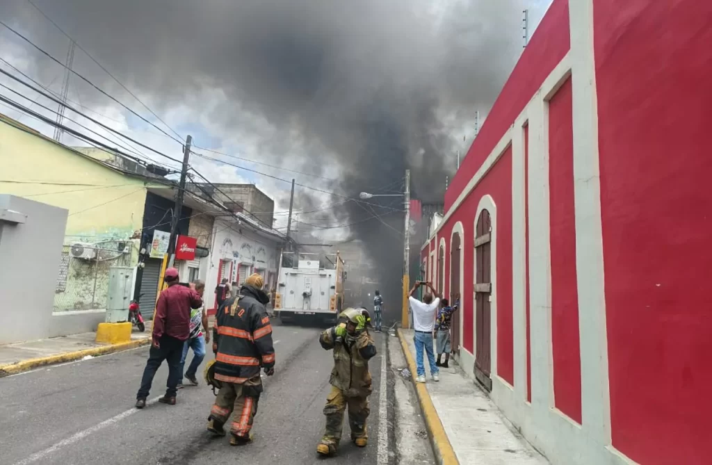 incendio-de-gran-magnitud-destruye-tienda-y-afecta-otros-negocios-en-la-vega