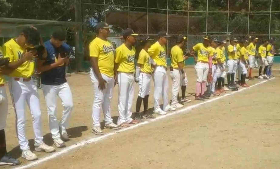 mercado-futuras-estrellas-supera-a-villa-gonzalez-en-cerrado-duelo-del-beisbol-amateur-de-santiago
