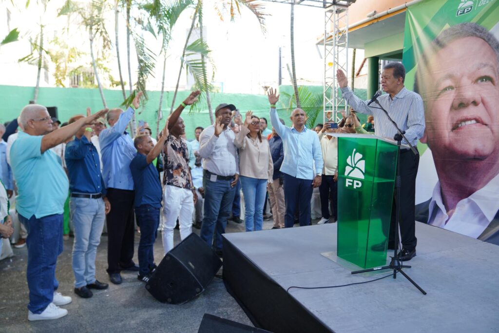 leonel-juramenta-en-la-fuerza-del-pueblo-a-un-regidor,-un-vocal,-varios-presidentes-de-intermedio-y-mas-dirigentes-del-pld