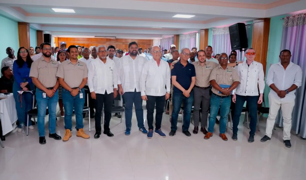 productores-de-azua-recibiran-mas-de-rd$32-millones-para-tecnificar-sus-predios-agricolas